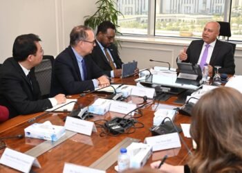 “الصناعة”: إلزام المصانع كثيفة الاستهلاك بالاعتماد جزئيًا على الطاقة الشمسية