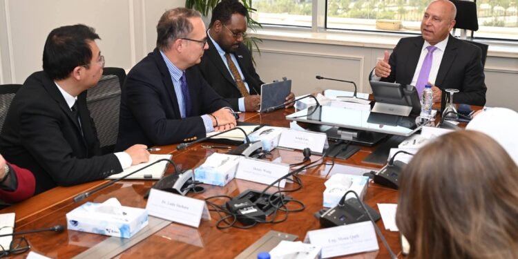 “الصناعة”: إلزام المصانع كثيفة الاستهلاك بالاعتماد جزئيًا على الطاقة الشمسية