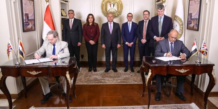 الحكومة توقع مذكرة تفاهم لمشروع متكامل لإدارة المخلفات الصلبة في شبرامنت بتكلفة 4.2 مليار دولار