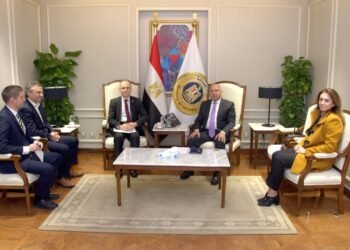 وزير الصناعة والنقل يناقش مع “سين كارز” البلغارية خطة تصنيع المركبات الكهربائية في مصر