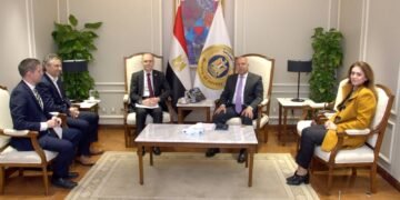 وزير الصناعة والنقل يناقش مع “سين كارز” البلغارية خطة تصنيع المركبات الكهربائية في مصر