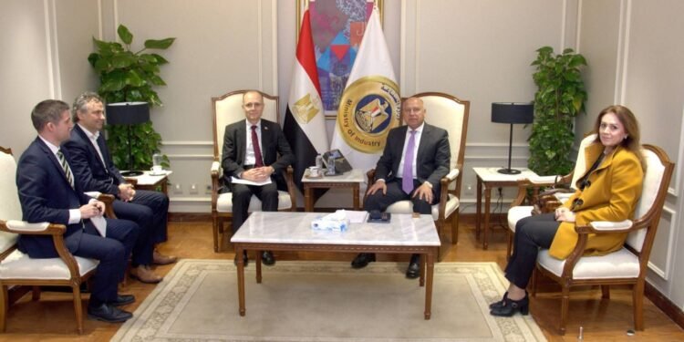 وزير الصناعة والنقل يناقش مع “سين كارز” البلغارية خطة تصنيع المركبات الكهربائية في مصر