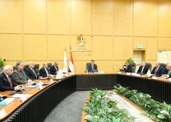 وزير الإسكان يشدد على الاعتماد على المنتج المحلي في مشروعات مياه الشرب والصرف الصحي