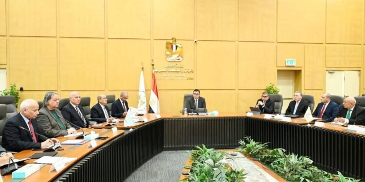 وزير الإسكان يشدد على الاعتماد على المنتج المحلي في مشروعات مياه الشرب والصرف الصحي