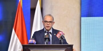 وزير الاستثمار يقرع جرس البورصة احتفالاً بتتويج CIB كأفضل بنك للتمويل المستدام في إفريقيا