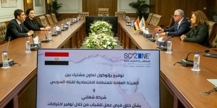 رئيس اقتصادية قناة السويس يشهد توقيع بروتوكول تعاون مع “شغلني” لتدريب وتشغيل العمالة