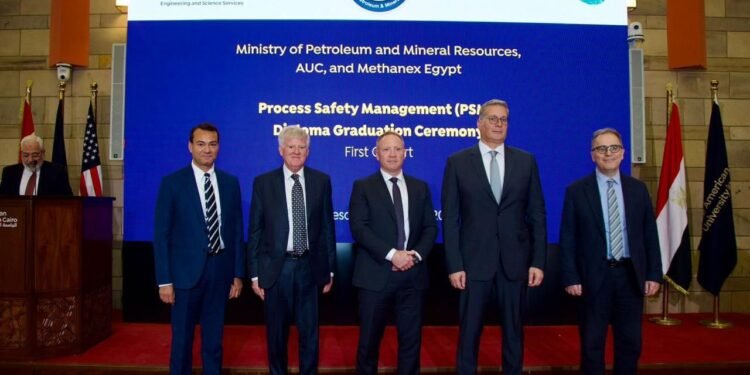 وزارة البترول وميثانكس والجامعة الأمريكية يحتفلون بتخريج أول دفعة من دبلومة إدارة سلامة العمليات في مصر