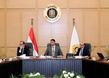 الحكومة تبحث تطوير البرنامج الوطني لتنمية صناعة السيارات وزيادة المكون المحلي