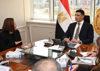 الحكومة تبحث مع جنرال موتورز دعم الصادرات وتعميق المكون المحلي لصناعة السيارات