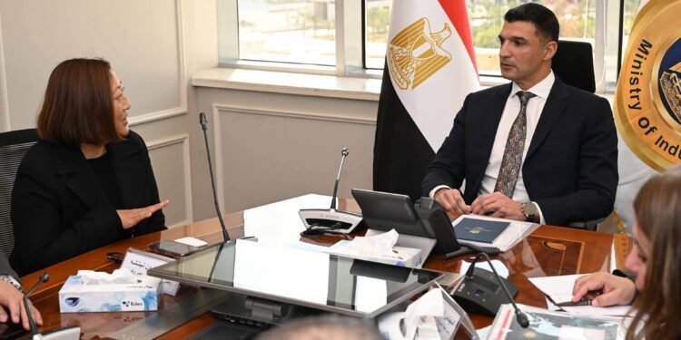 الحكومة تبحث مع جنرال موتورز دعم الصادرات وتعميق المكون المحلي لصناعة السيارات