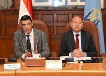 الحكومة تسلم 44 عقدًا للمستثمرين ضمن خطة تطوير منطقة شق الثعبان الصناعية