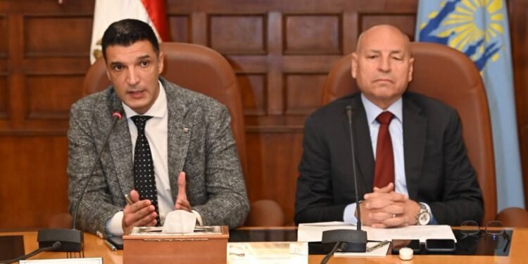 الحكومة تسلم 44 عقدًا للمستثمرين ضمن خطة تطوير منطقة شق الثعبان الصناعية