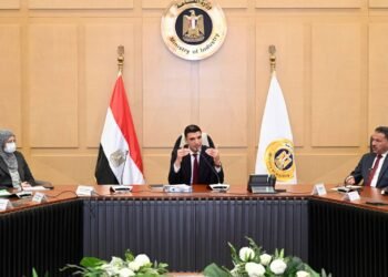 وزارة الصناعة تناقش مع “دي كود” ملامح الاستراتيجية الجديدة لدعم نمو القطاع الصناعي