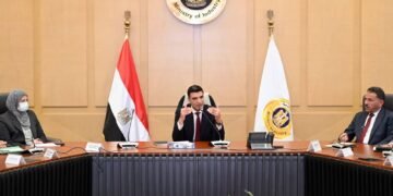 وزارة الصناعة تناقش مع “دي كود” ملامح الاستراتيجية الجديدة لدعم نمو القطاع الصناعي