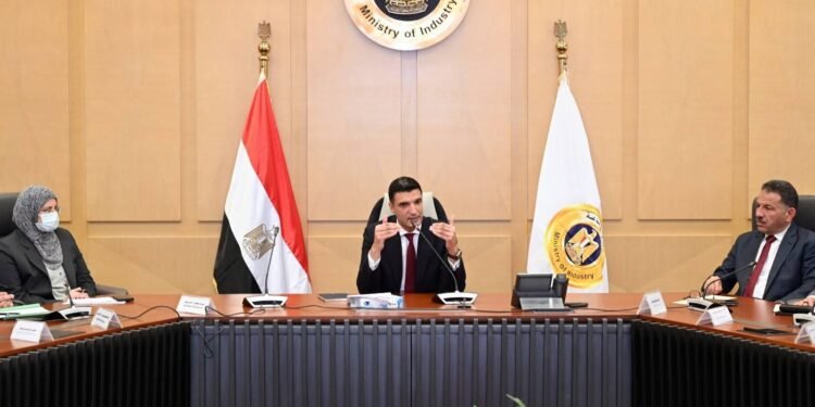 وزارة الصناعة تناقش مع “دي كود” ملامح الاستراتيجية الجديدة لدعم نمو القطاع الصناعي