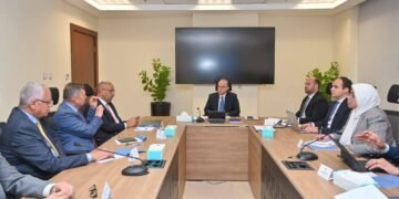 وزير الاستثمار يناقش مع شركات السكر تطورات الإنتاج وآليات تنظيم التداول في السوق