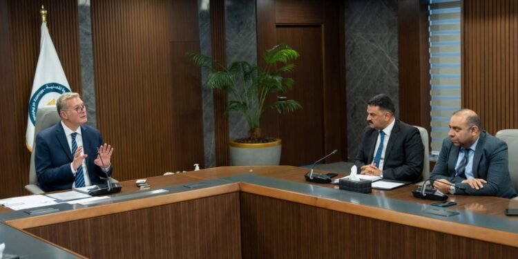 بعد موافقة الحكومة.. وزير البترول يبحث تنفيذ المسح الجوي الشامل للمعادن في مصر