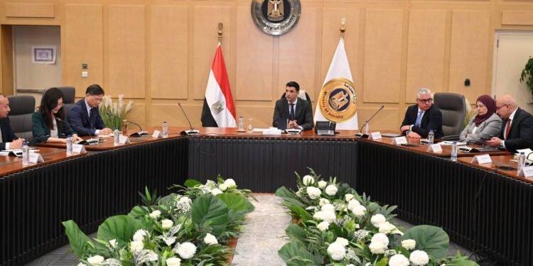 وزير الصناعة يبحث مع “باوو” الصينية فرص الاستثمار في الحديد والصلب