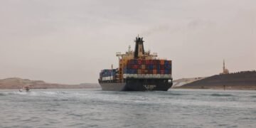 رئيس قناة السويس: الملاحة منتظمة رغم سوء الأحوال الجوية وعبور 39 سفينة