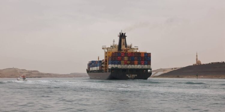 رئيس قناة السويس: الملاحة منتظمة رغم سوء الأحوال الجوية وعبور 39 سفينة