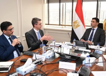 “الصناعة” تتعاون مع البنك الدولي و«IFC» لتعزيز التمويل الصناعي وخفض الانبعاثات