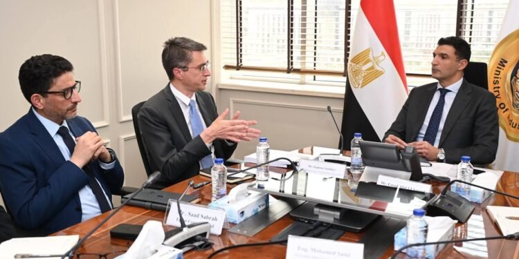 “الصناعة” تتعاون مع البنك الدولي و«IFC» لتعزيز التمويل الصناعي وخفض الانبعاثات