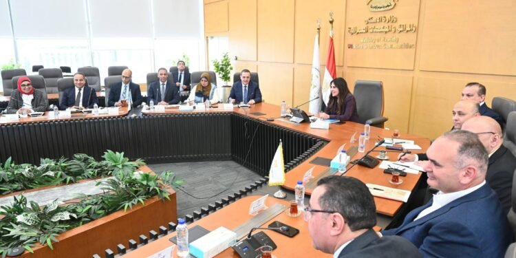 الإسكان تستعرض فرصًا استثمارية جديدة وتدعم الشراكة مع القطاع الخاص