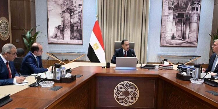 الحكومة تمضي في قيد 10 شركات بترول بالبورصة لإعادة الهيكلة وجذب الاستثمارات