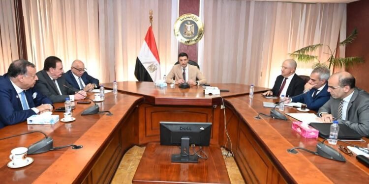 “الصناعة” تبحث مع اتحاد الصناعات تحديات التعدين وتدعم التحول للاقتصاد الأخضر