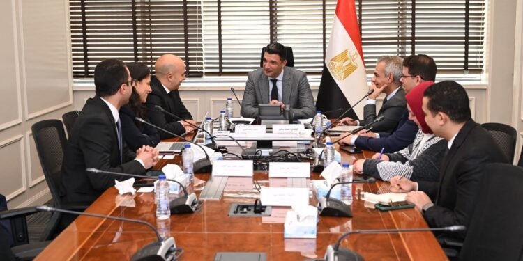 «الصناعة» تبحث مع لوريال رفع الطاقة الإنتاجية وتعزيز التصدير للأسواق العالمية