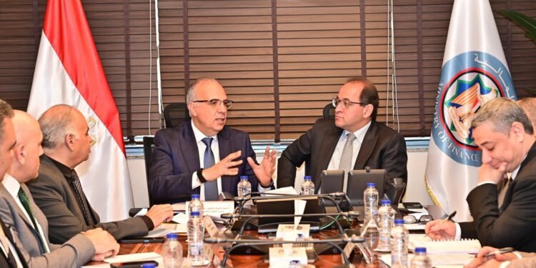 المالية والري تبحثان تمويل التحول إلى أنظمة الري الحديث لدعم كفاءة استخدام المياه