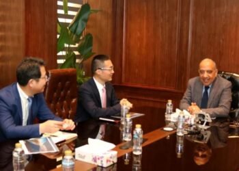 وزير الكهرباء يبحث مع “هواوي” تعزيز التعاون في الطاقة المتجددة وتخزين الكهرباء