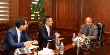 وزير الكهرباء يبحث مع “هواوي” تعزيز التعاون في الطاقة المتجددة وتخزين الكهرباء