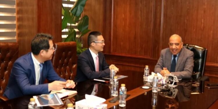 وزير الكهرباء يبحث مع “هواوي” تعزيز التعاون في الطاقة المتجددة وتخزين الكهرباء