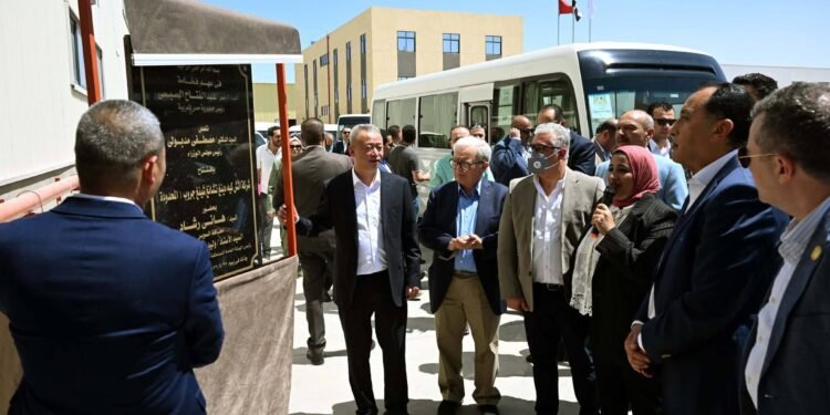 رئيس الوزراء يفتتح مصنع “إتش كي دينج تشانج شينج” للنسيج بالسخنة باستثمارات 6 ملايين دولار