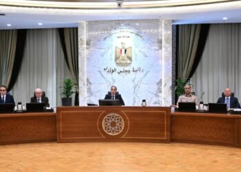 الحكومة تُسرّع مشروعات الطاقة النظيفة وتدعم قطاع السيارات والسياحة