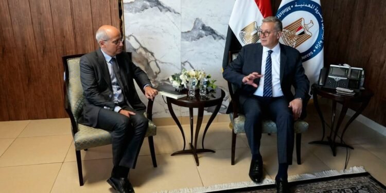 البترول: مفاوضات متقدمة مع توتال إنرجيز للتنقيب عن الغاز بحوض هيرودوت