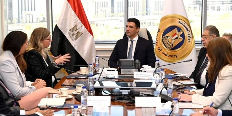 مصر تستهدف إنتاج 100 ألف سيارة سنويًا ضمن البرنامج الوطني لصناعة السيارات