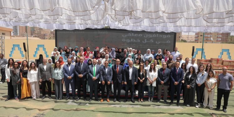 ڤودافون مصر تحتفي بنجاح برنامج “معاكي” وتمكين المرأة الريفية في المنيا بحضور المحافظ