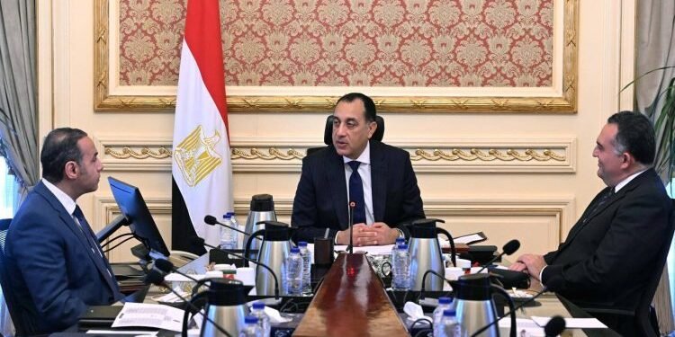 مدبولي يوجه بتسريع تطوير سوق المال وقيد الشركات الحكومية في البورصة