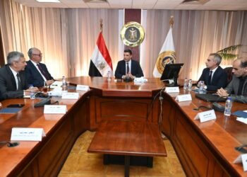 الحكومة تبحث تحديات قطاع الصناعات الطبية وتستهدف تحويل مصر لمركز إقليمي للتصنيع الدوائي