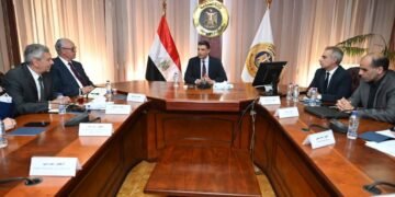 الحكومة تبحث تحديات قطاع الصناعات الطبية وتستهدف تحويل مصر لمركز إقليمي للتصنيع الدوائي