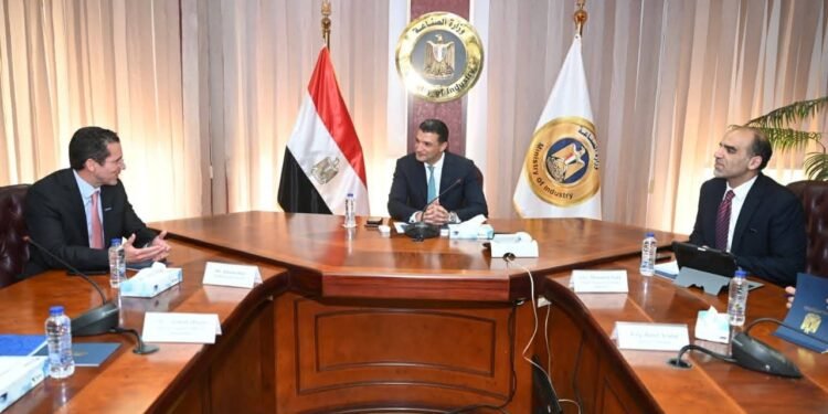 “الصناعة” تدعم التحول الأخضر بقطاع الأسمنت عبر الوقود البديل والتكنولوجيا النظيفة