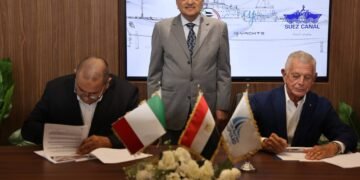 قناة السويس توقع عقدًا جديدًا لتصدير قاطرتين بحريتين إلى إيطاليا
