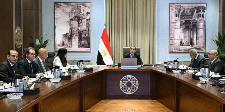 رئيس الوزراء يبحث اليوم عروضًا عالمية لإنشاء محطات تحلية مياه في مصر