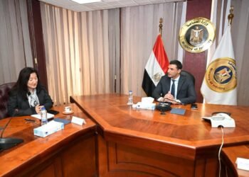 وزارة الصناعة تستهدف خفض الانبعاثات وزيادة الاعتماد على الطاقة الشمسية بالمناطق الصناعية