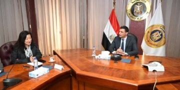 وزارة الصناعة تستهدف خفض الانبعاثات وزيادة الاعتماد على الطاقة الشمسية بالمناطق الصناعية