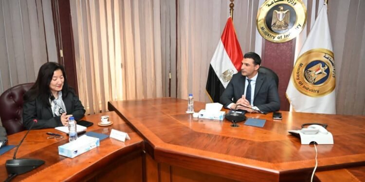 وزارة الصناعة تستهدف خفض الانبعاثات وزيادة الاعتماد على الطاقة الشمسية بالمناطق الصناعية