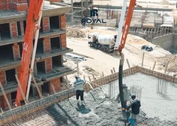 رويال للتطوير تحتفل بعيد العمال بحكاية إنسانية من قلب مواقع مشروعاتها