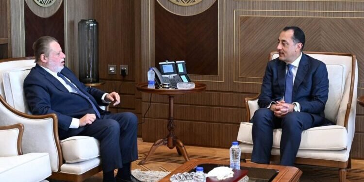 الحكومة والبنك المركزي: توفير الموارد اللازمة للسلع الاستراتيجية والمنتجات البترولية